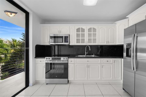 Condo in Miami Beach, Florida, 2 bedrooms  № 1938745 - photo 24