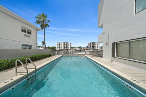 Condominio en venta en Miami Beach, Florida, 2 dormitorios, 105.72 m2 № 1938745 - foto 16