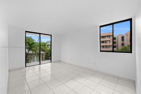 Condo in Miami Beach, Florida, 2 bedrooms  № 1938745 - photo 27