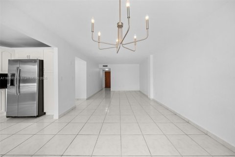 Condo in Miami Beach, Florida, 2 bedrooms  № 1938745 - photo 21