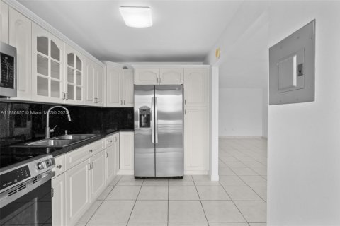 Condo in Miami Beach, Florida, 2 bedrooms  № 1938745 - photo 25