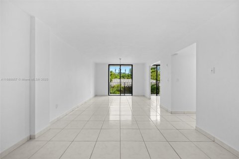 Condo in Miami Beach, Florida, 2 bedrooms  № 1938745 - photo 20