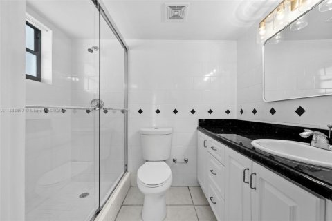 Condo in Miami Beach, Florida, 2 bedrooms  № 1938745 - photo 12