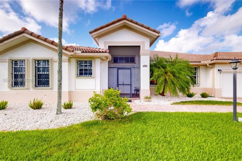 Villa ou maison à vendre à Miami, Floride: 4 chambres, 251.11 m2 № 2024540 - photo 4