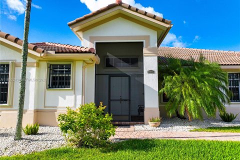 Villa ou maison à vendre à Miami, Floride: 4 chambres, 251.11 m2 № 2024540 - photo 5