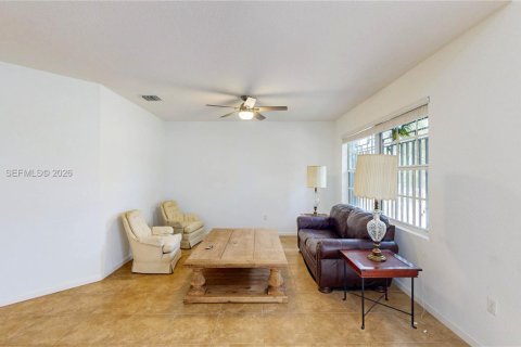 Villa ou maison à vendre à Miami, Floride: 4 chambres, 251.11 m2 № 2024540 - photo 10