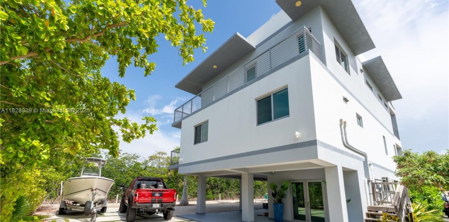 House in Key Largo, Florida 5 bedrooms, 264.59 sq.m. № 1934364