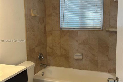 House in Wilton Manors, Florida 2 bedrooms, 169.83 sq.m. № 2031828 - photo 11