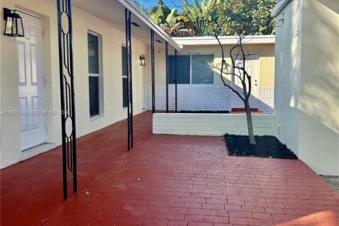 House in Wilton Manors, Florida 2 bedrooms, 169.83 sq.m. № 2031828 - photo 16