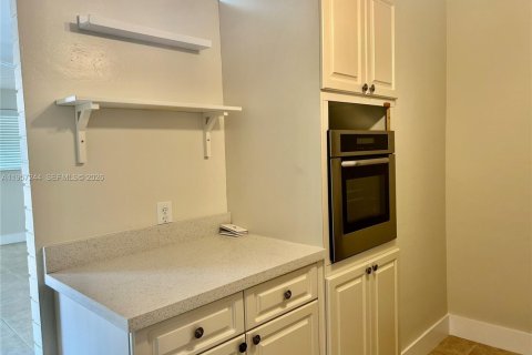 House in Wilton Manors, Florida 2 bedrooms, 169.83 sq.m. № 2031828 - photo 6