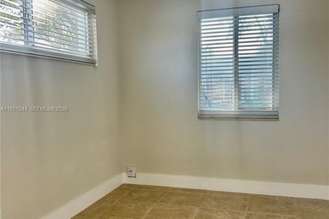 House in Wilton Manors, Florida 2 bedrooms, 169.83 sq.m. № 2031828 - photo 9