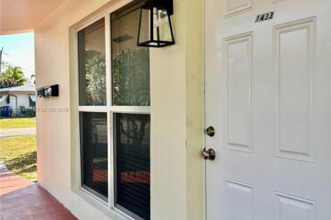 House in Wilton Manors, Florida 2 bedrooms, 169.83 sq.m. № 2031828 - photo 2