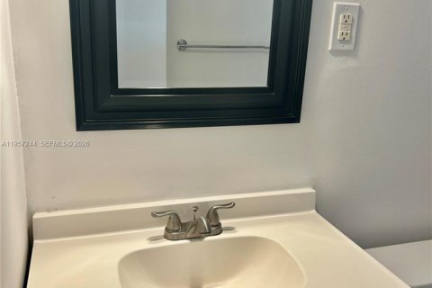 House in Wilton Manors, Florida 2 bedrooms, 169.83 sq.m. № 2031828 - photo 12