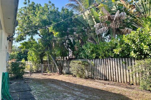 House in Wilton Manors, Florida 2 bedrooms, 169.83 sq.m. № 2031828 - photo 13