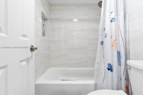 Copropriété à louer à Miami, Floride: 2 chambres, 83.61 m2 № 1976775 - photo 8