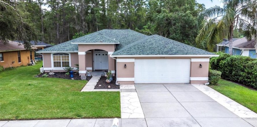 House in New Port Richey, Florida 3 bedrooms, 189.52 sq.m. № 1916003