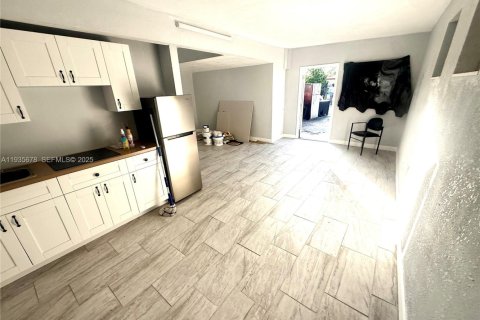 House in Fort Lauderdale, Florida 1 bedroom, 353.31 sq.m. № 1993989 - photo 4