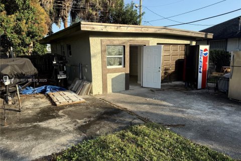 House in Fort Lauderdale, Florida 1 bedroom, 353.31 sq.m. № 1993989 - photo 2
