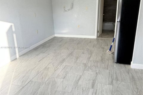 House in Fort Lauderdale, Florida 1 bedroom, 353.31 sq.m. № 1993989 - photo 7