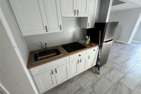 House in Fort Lauderdale, Florida 1 bedroom, 353.31 sq.m. № 1993989 - photo 1