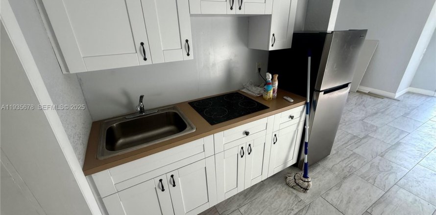 House in Fort Lauderdale, Florida 1 bedroom, 353.31 sq.m. № 1993989