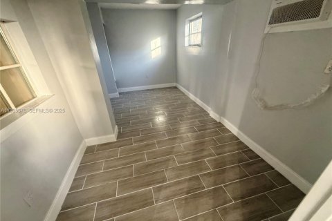 House in Fort Lauderdale, Florida 1 bedroom, 353.31 sq.m. № 1993989 - photo 10