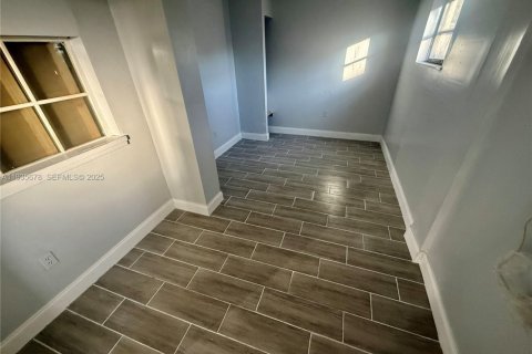 House in Fort Lauderdale, Florida 1 bedroom, 353.31 sq.m. № 1993989 - photo 11