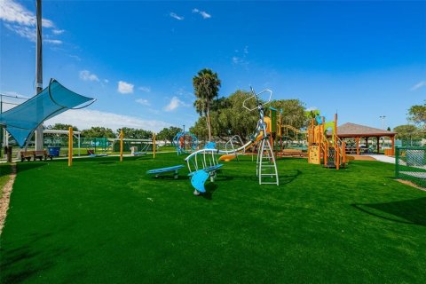 Townhouse in Treasure Island, Florida 3 bedrooms, 206.89 sq.m. № 1918428 - photo 27