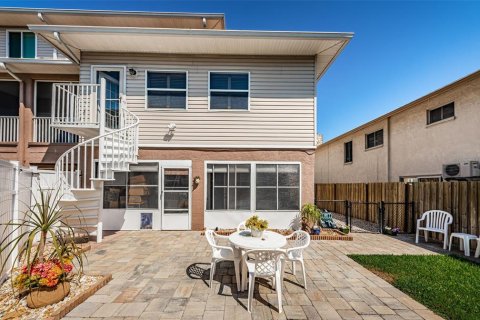 Townhouse in Treasure Island, Florida 3 bedrooms, 206.89 sq.m. № 1918428 - photo 20