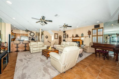 Townhouse in Treasure Island, Florida 3 bedrooms, 206.89 sq.m. № 1918428 - photo 5