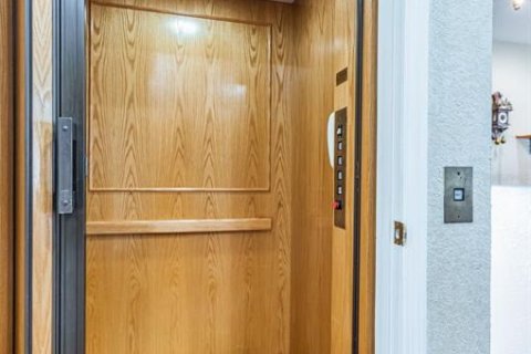 Townhouse in Treasure Island, Florida 3 bedrooms, 206.89 sq.m. № 1918428 - photo 10