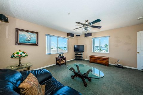 Townhouse in Treasure Island, Florida 3 bedrooms, 206.89 sq.m. № 1918428 - photo 16