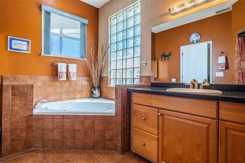 Townhouse in Treasure Island, Florida 3 bedrooms, 206.89 sq.m. № 1918428 - photo 14