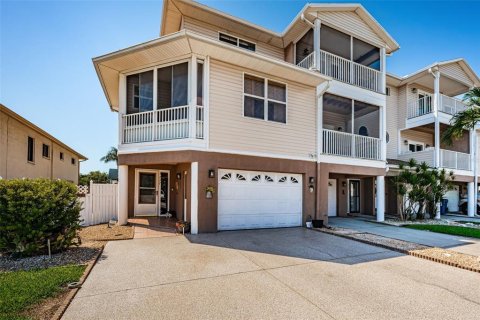 Townhouse in Treasure Island, Florida 3 bedrooms, 206.89 sq.m. № 1918428 - photo 1