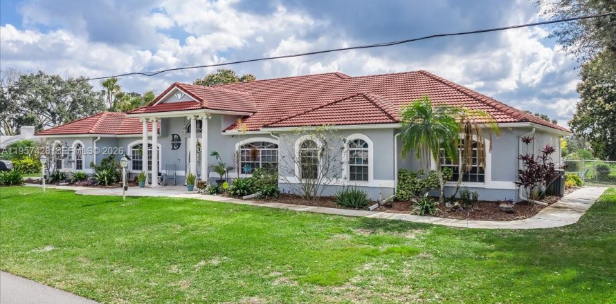 House in Lake Placid, Florida 6 bedrooms № 2030938