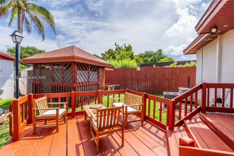 Villa ou maison à louer à Miami, Floride: 3 chambres, 88.26 m2 № 2031421 - photo 1