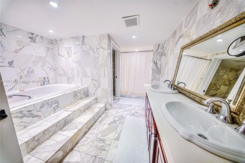 Condo in Key Biscayne, Florida, 2 bedrooms  № 1874962 - photo 14