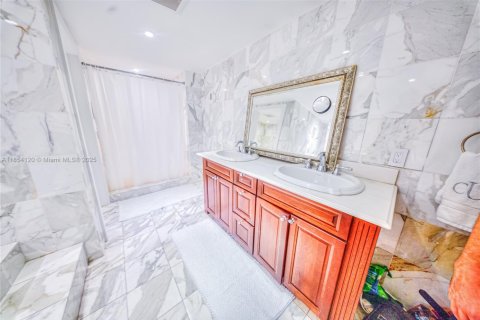 Condo in Key Biscayne, Florida, 2 bedrooms  № 1874962 - photo 2