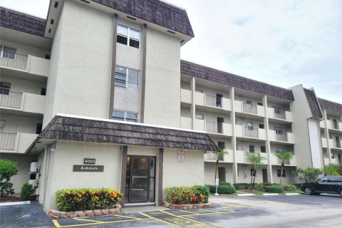 Condo in Lauderhill, Florida, 2 bedrooms  № 954334 - photo 1