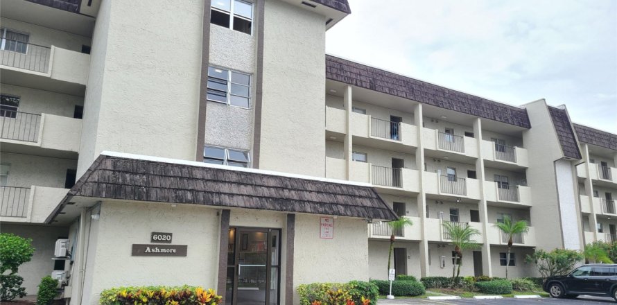 Condo in Lauderhill, Florida, 2 bedrooms № 954334