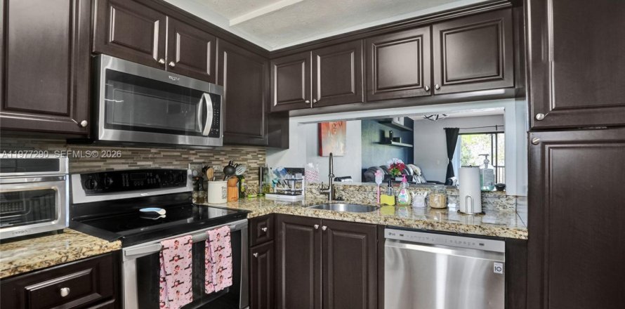 Condo in Lauderhill, Florida, 2 bedrooms  № 2042187
