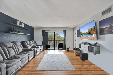 Condo in Lauderhill, Florida, 2 bedrooms  № 2042187 - photo 10