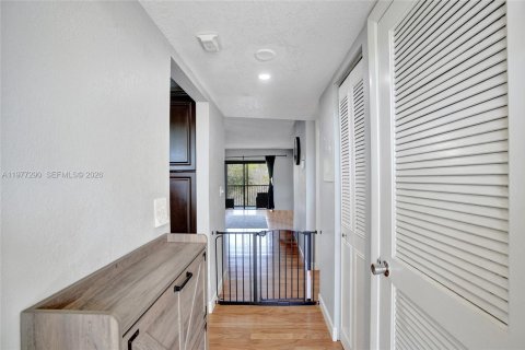 Condo in Lauderhill, Florida, 2 bedrooms  № 2042187 - photo 2