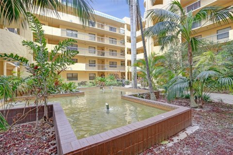 Condo in Lauderhill, Florida, 2 bedrooms  № 2042187 - photo 25