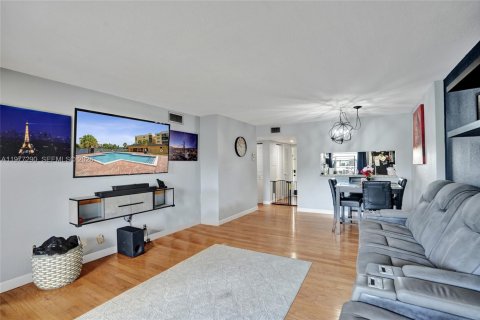 Condo in Lauderhill, Florida, 2 bedrooms  № 2042187 - photo 11