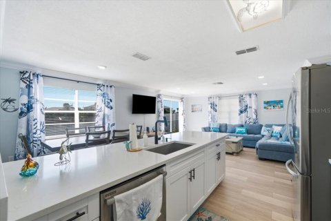 House in Hernando Beach, Florida 3 bedrooms, 120.96 sq.m. № 2222969 - photo 14