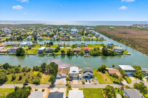 House in Hernando Beach, Florida 3 bedrooms, 120.96 sq.m. № 2222969 - photo 3