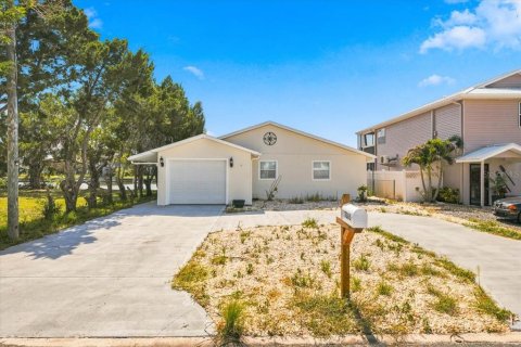 House in Hernando Beach, Florida 3 bedrooms, 120.96 sq.m. № 2222969 - photo 4