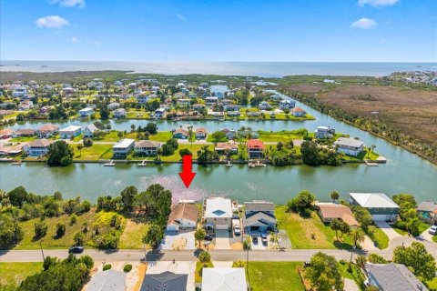 House in Hernando Beach, Florida 3 bedrooms, 120.96 sq.m. № 2222969 - photo 2