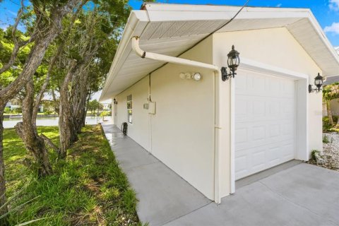 House in Hernando Beach, Florida 3 bedrooms, 120.96 sq.m. № 2222969 - photo 5